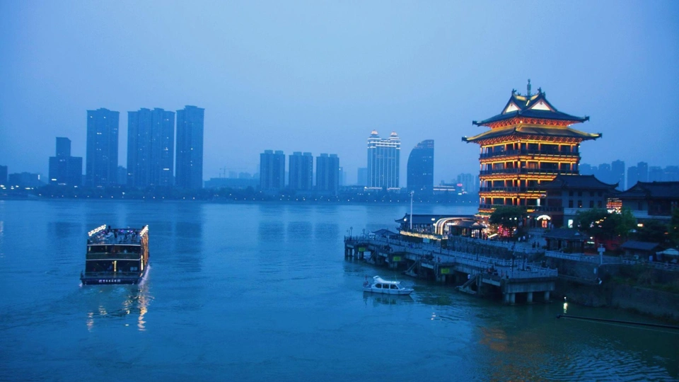 杭州桐庐桐君山，景色秀丽，古迹众多，是欣赏城市景色的绝佳地