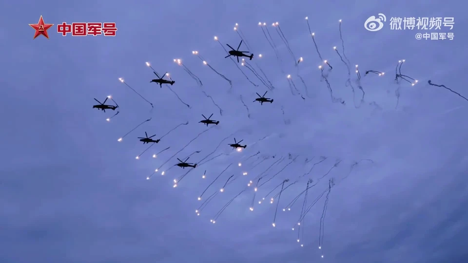 震撼!超慢镜头看直升机释放干扰弹瞬间