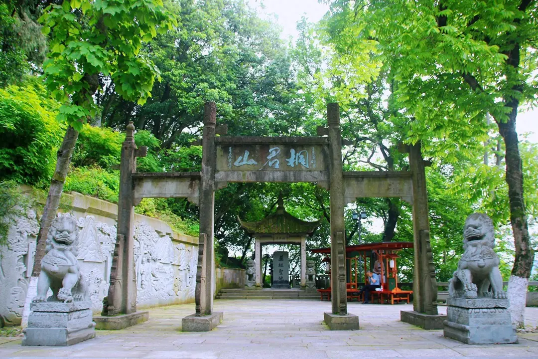 杭州桐庐桐君山，景色秀丽，古迹众多，是欣赏城市景色的绝佳地