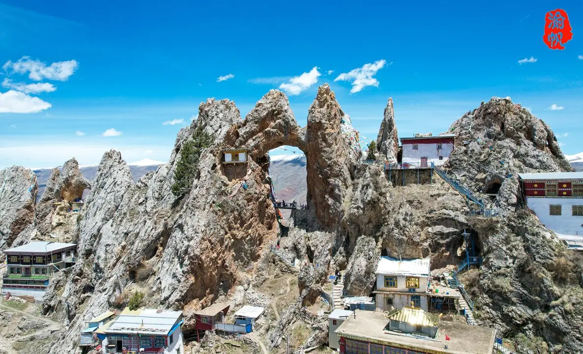 西藏有座位于4800米的古寺，建在悬崖之上，背后是万丈深渊