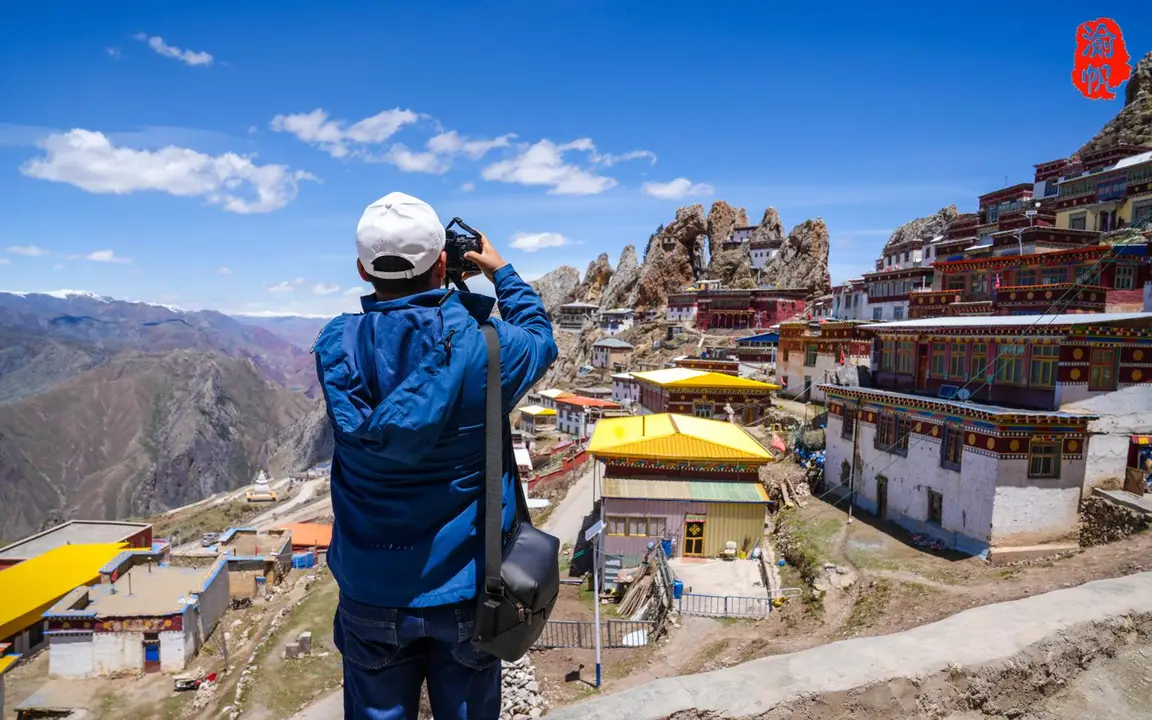 西藏有座位于4800米的古寺，建在悬崖之上，背后是万丈深渊