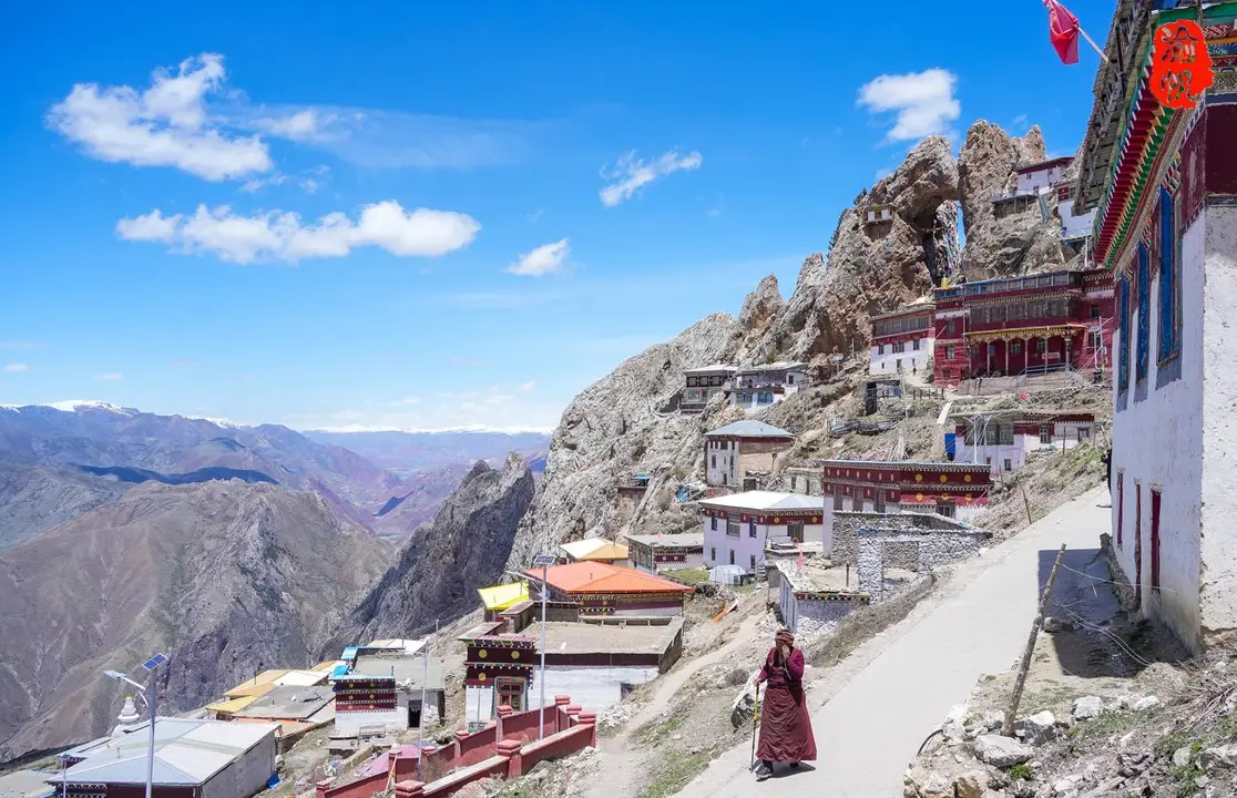 西藏有座位于4800米的古寺，建在悬崖之上，背后是万丈深渊
