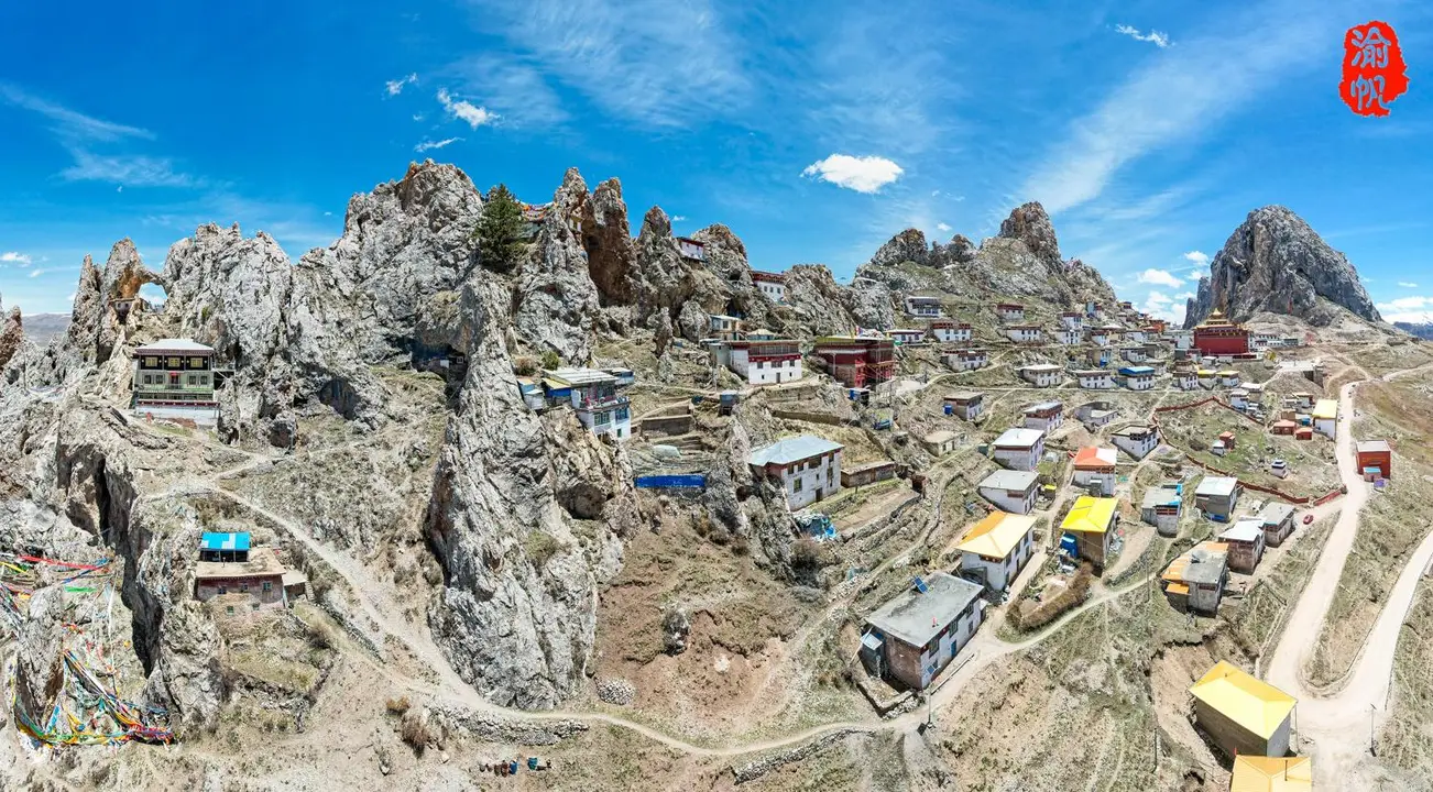 西藏有座位于4800米的古寺，建在悬崖之上，背后是万丈深渊