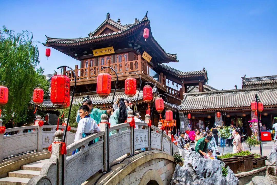 洛阳有一座洛邑古城，穿上汉服梦回大唐，吸引了众多小姐姐来打卡