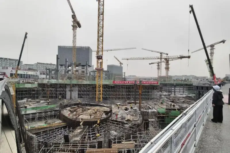 北京海淀在施最大商业综合体“冲”出地面