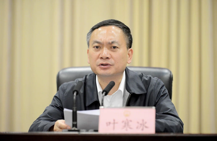任副省长期间，叶寒冰长期出入私人会所聚餐饮酒