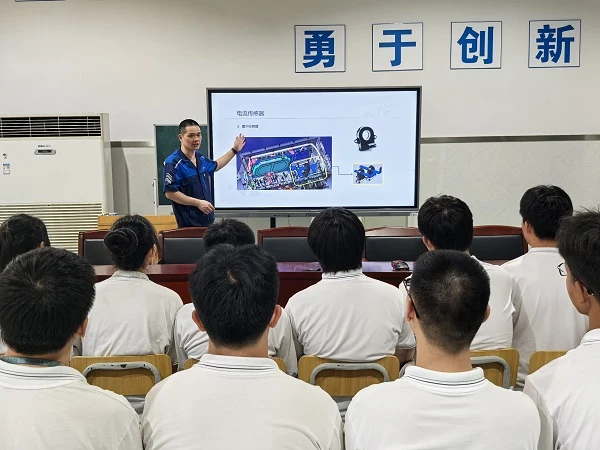 企业技师进校园 校企合作搭起职业桥梁
