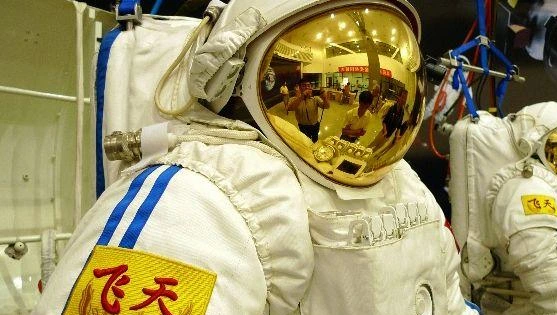 中国航天服一套三千万,用几次就报废,航天服上都有什么这么贵?