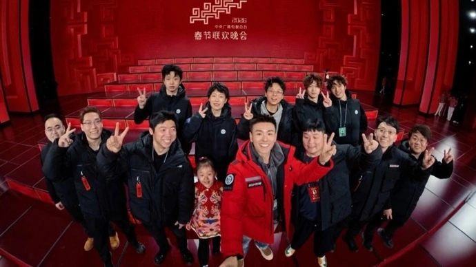 在马年央视春晚变魔术，邓男子特意把女儿带到后台
