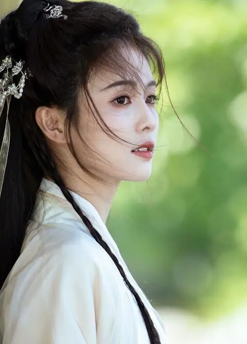 白鹿从追星少女成长为网红再成为知名女演员
