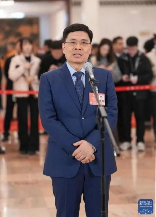 全国人大代表周云杰:要么与AI同进化,要么被AI边缘化