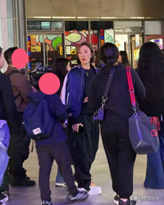 杨怡重庆街头被偶遇：黑衣短发好利落，皮肤红润气色佳