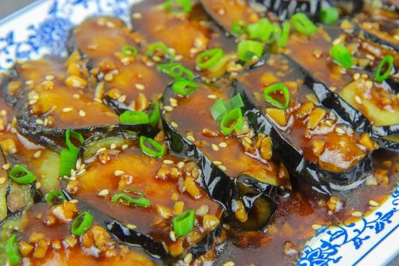 烧汁茄盒，外有酱汁的黏糊，里有炸茄盒的肉香，放在餐桌上让人移不开眼