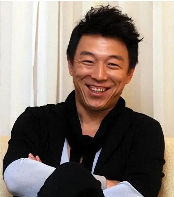 黄渤拼到百亿身家,却发现父母连自己都不认了,这代价值不值?