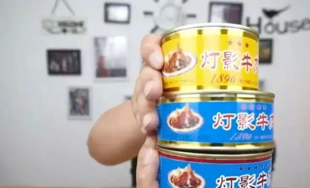 试吃四川上千年的灯影牛肉,每一片薄如蝉翼,一口咬下满嘴酥脆
