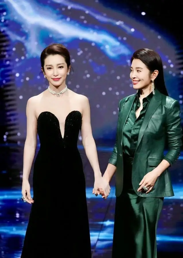 姐妹俩加起来103岁却美得惊艳,李冰冰红毯牵手李雪,状态逆天了