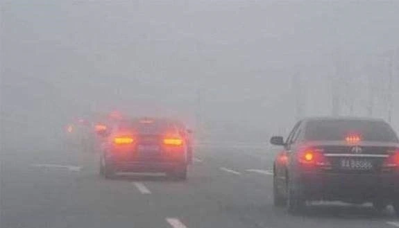 双闪灯在什么情况下打开？只有这几种情况能开双闪