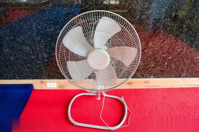 电风扇吹的风是热的，教你2个妙招，比吹空调还凉爽，效果真厉害