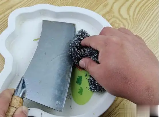 一招教你让家中菜刀锋利如新,钝刀也能变利刃!