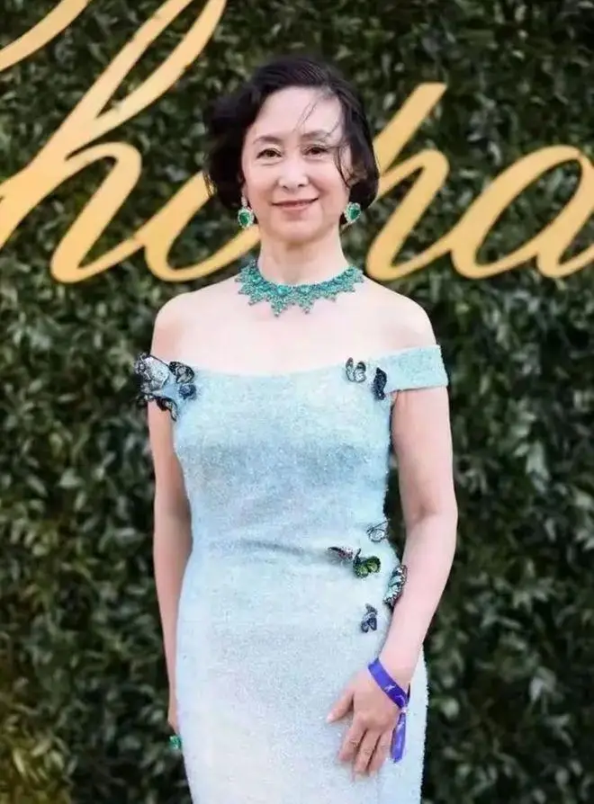 何超琼虽皱纹明显，但穿露肩礼裙照样美得高贵优雅