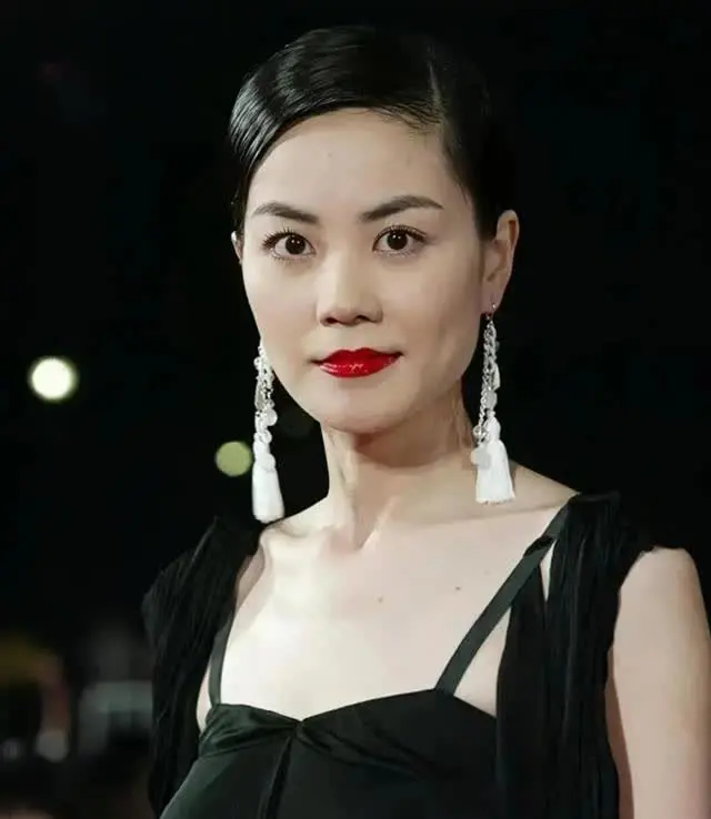 王菲不愧是“气质女神”,穿小黑裙美得惊艳,还尽显好身材