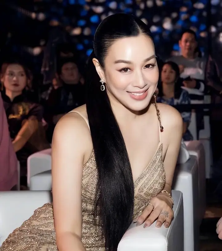 54岁钟丽缇美照曝光！一袭V领吊带裙光彩照人