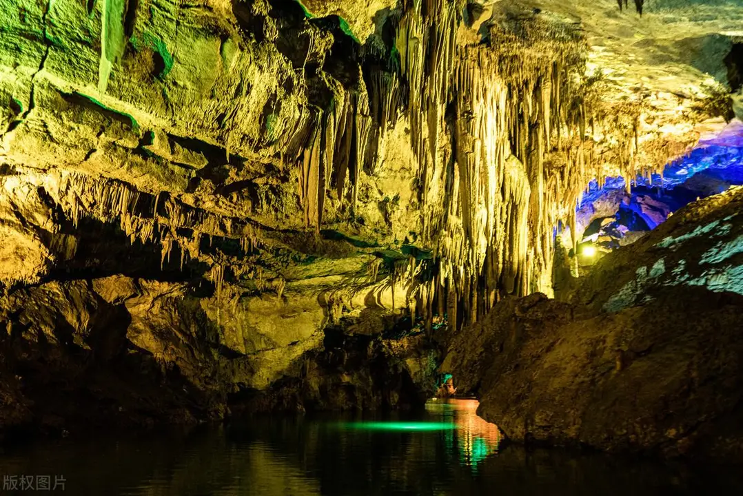 推荐10个国内最美的溶洞，一起去探索地下洞穴的无穷魅力