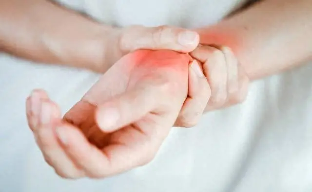 手指麻木且持续时间长？提醒：可能预示这3种疾病，别再忽视