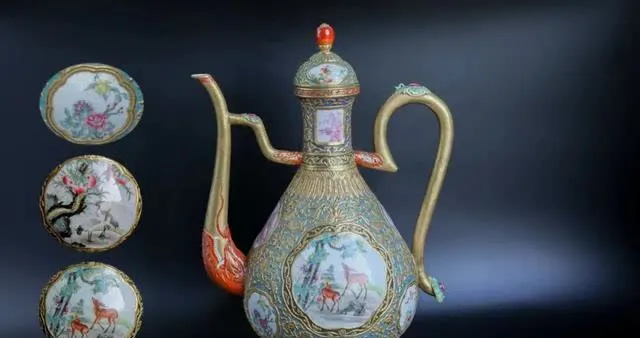 清·乾隆珐琅彩浮雕开窗描金龙头如意壶