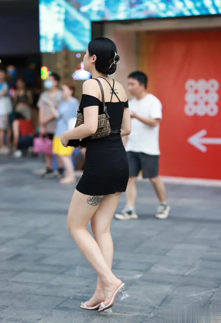街头偶遇黑裙女神，时尚新icon引领潮流风向！