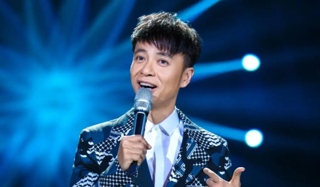 李克勤罕晒长子庆生照!17岁李立仁好似学霸,蛋糕造型透出其爱好