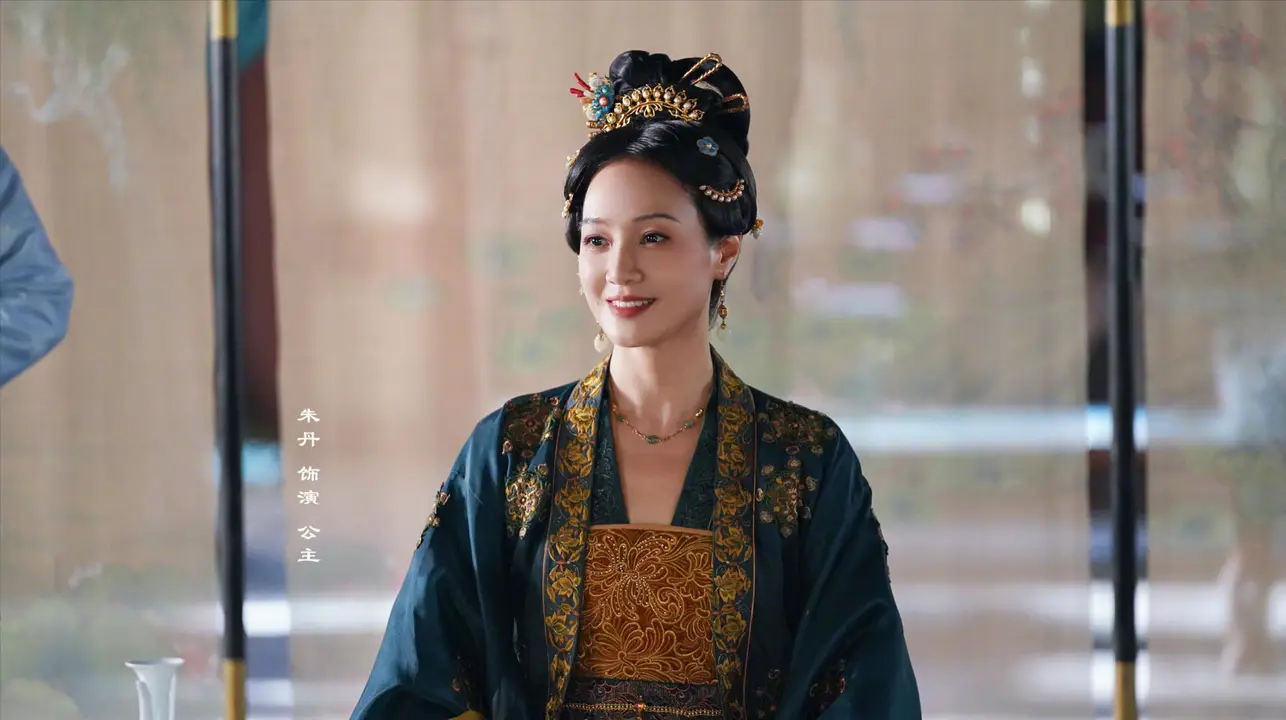 她从王牌主持人跨界当演员,没想到第一次演古装剧就成功了