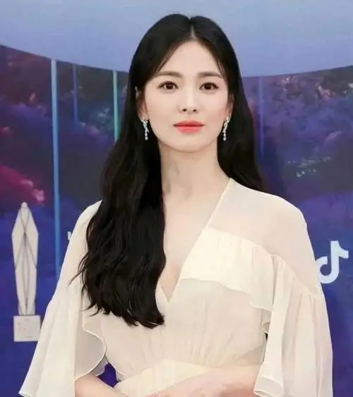 宋慧乔喜得韩国百想视后，教科书级发言获全场喝彩