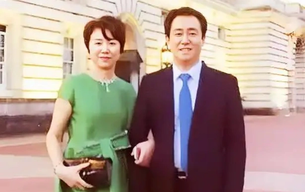 许家印还有两名未成年子女：前妻丁玉梅追款申请被驳回，神秘子女信息曝光！