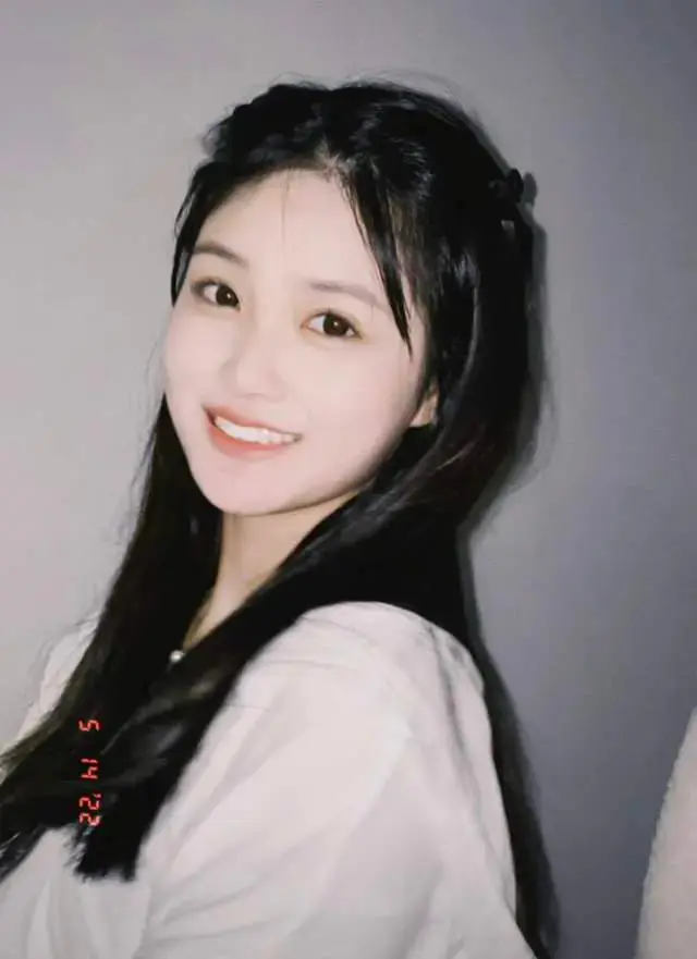 买超婚变风波后现身泰国，生活潇洒秀肌肉，身旁跟多位美女