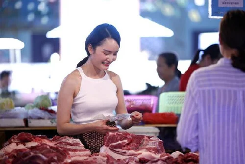 都是肉，为啥猪肉摆着卖，牛羊肉却挂着卖？肉贩老板：猫腻不小