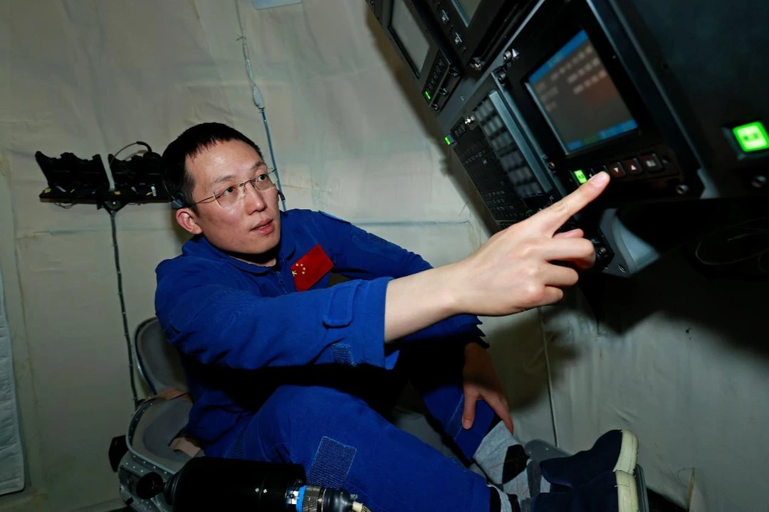 航天员张洪章:又一位戴眼镜的载荷专家 如何从科研工作者转变成航天员?