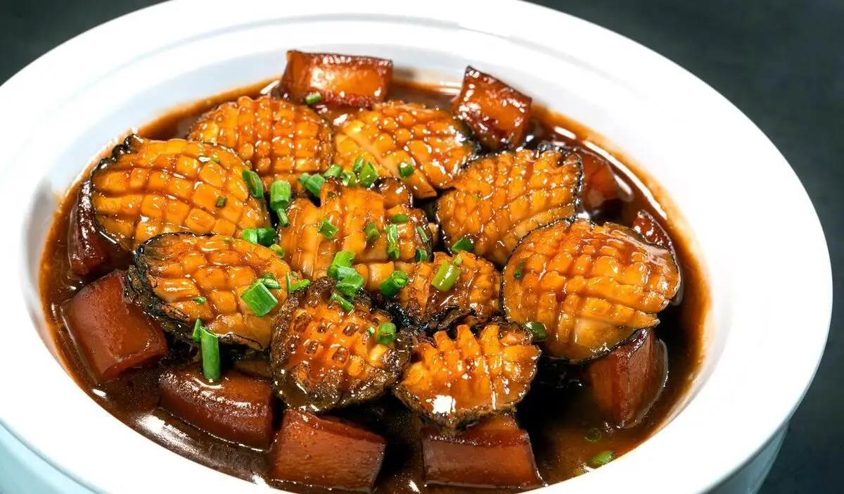 鲍鱼红烧肉的家常做法，酥烂入味，汤汁浓稠，每一口都是一种享受