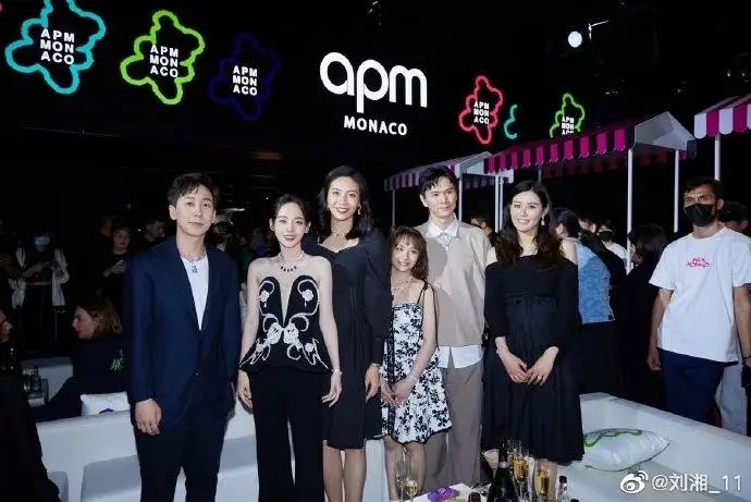 中国排坛女神魏秋月与游泳女神刘湘同框“撞衫”了，谁更美？