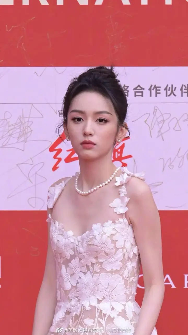 孟子义童年旧照被曝，天生整容脸说的就是她吧，从小就像动过刀