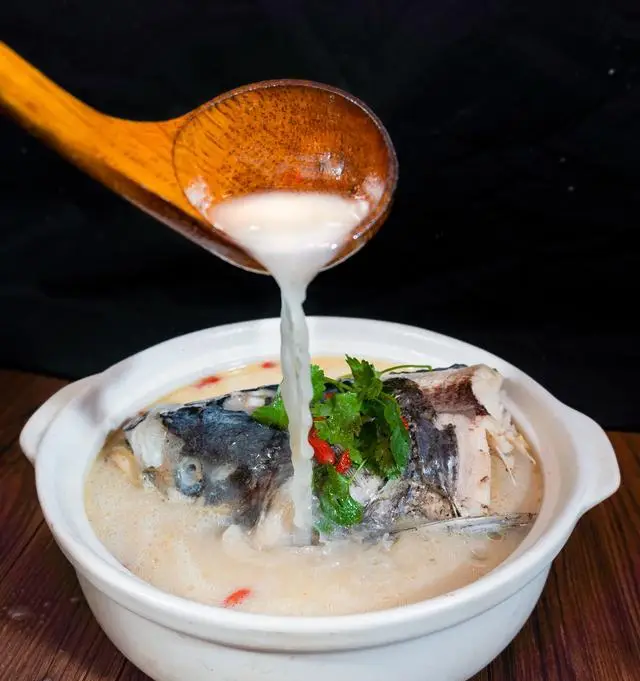 鱼头豆腐汤的做法：简单易学，营养美味，让您爱不释口！