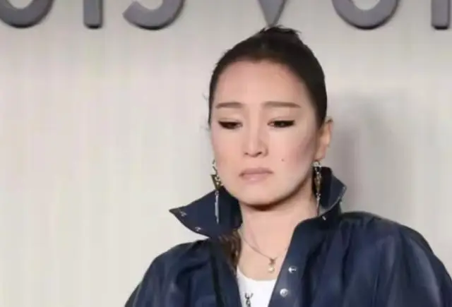 这夜的LV,全程冷脸的巩俐睥睨众人,让大家见识到巩皇的江湖地位