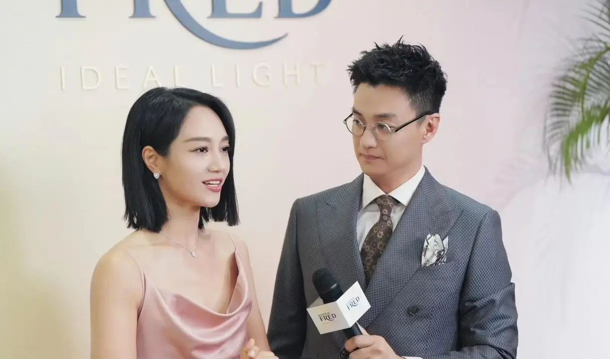 周一围朱丹夫妇出席活动,看起来时尚年轻了很多