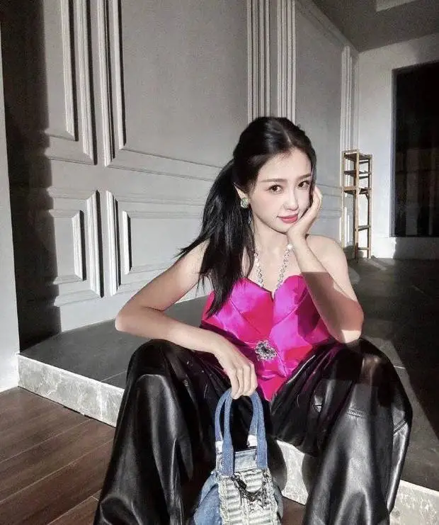 虞书欣穿吊带短衣大秀美背 身材曼妙又甜又辣