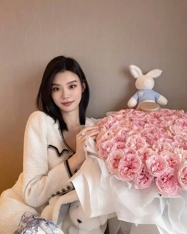 奚梦瑶提前祝大家情人节快乐 晒粉嫩鲜花笑容甜美