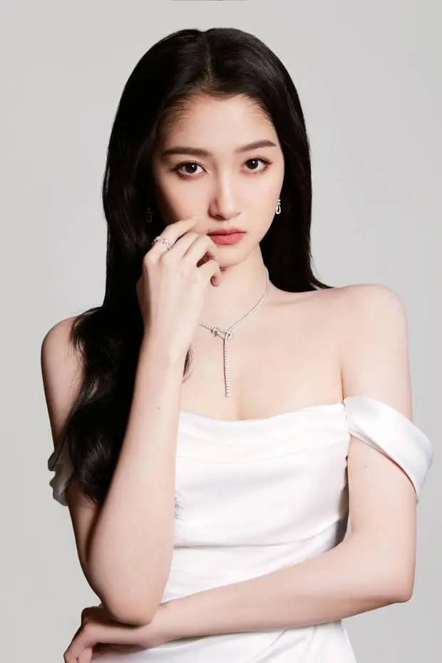 关晓彤情人节晒纯欲风写真，抹胸长裙身姿曼妙大秀美腿
