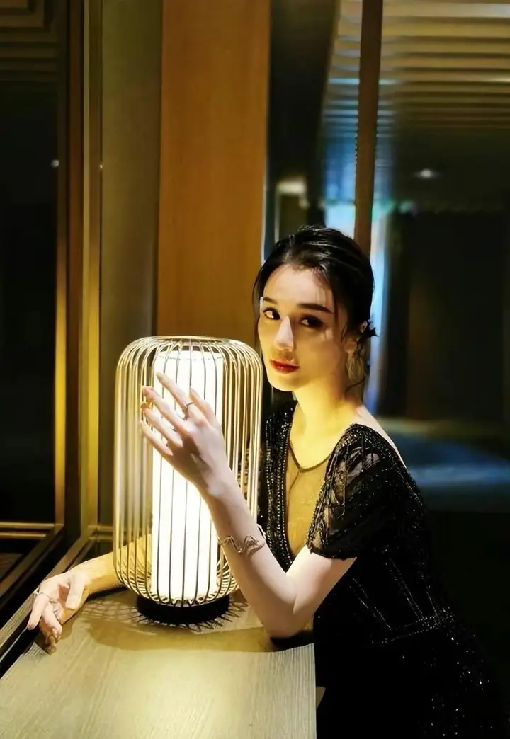 刘翔前妻真洋气，大V形领口偏用裸纱拼接，朦胧神秘格外耐看