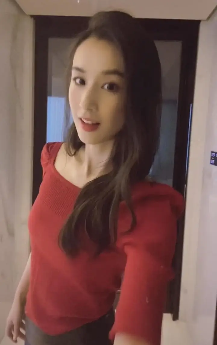 38岁黄圣依在家独自热舞！穿老气皮裙秀修长细腿，露出A4腰惹人慕