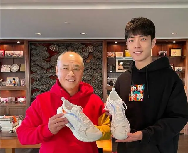 60岁李宁豪宅宴请多位明星聚会，面貌看起来像80岁，身体引担忧