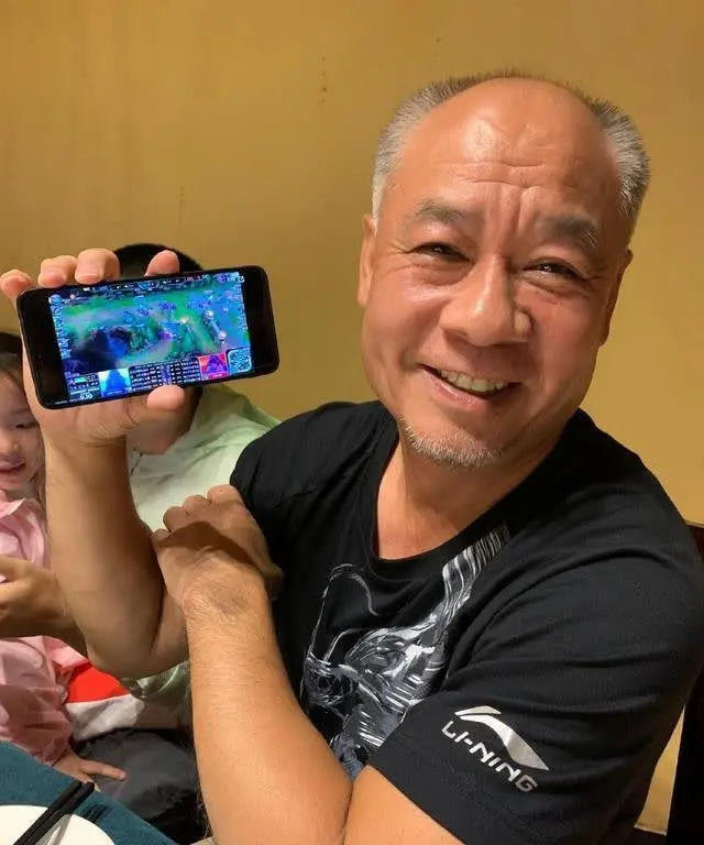 60岁李宁豪宅宴请多位明星聚会，面貌看起来像80岁，身体引担忧